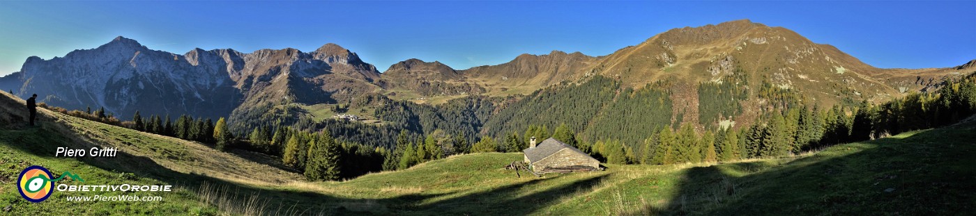 15 Dalla Baita Nuova (1759 m) bella vista  verso San Simone-Baita Camoscio con monti (da sx) Pegherolo-Cavallo-Siltri-Cima di Lemma .jpg